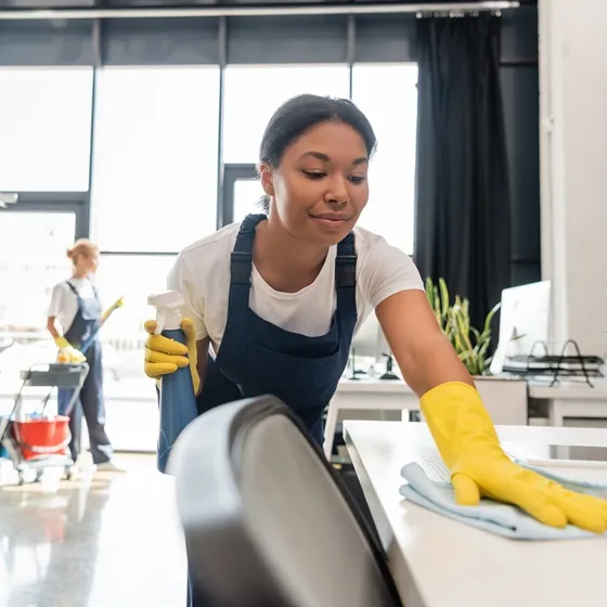 Auxiliar de limpieza de oficinas